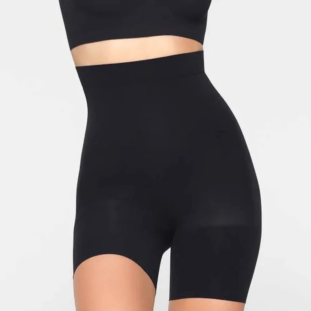 NWT SKIMS HIGH WAISTED MID THIGH SHORT